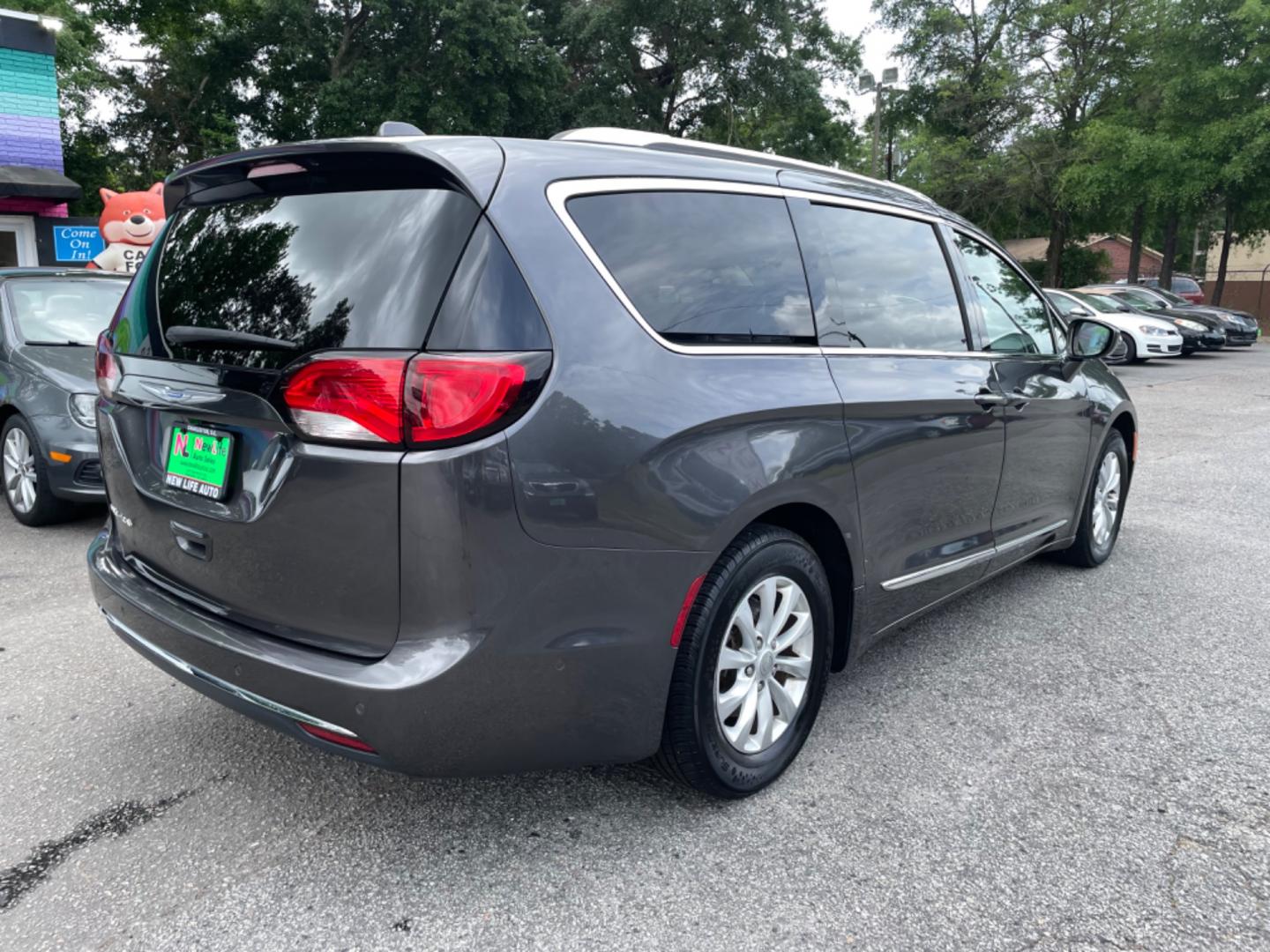 2018 GRAY CHRYSLER PACIFICA TOURING L (2C4RC1BG5JR) with an 3.6L engine, Automatic transmission, located at 5103 Dorchester Rd., Charleston, SC, 29418-5607, (843) 767-1122, 36.245171, -115.228050 - Local Trade-in with Leather, Touchscreen with Phone Connect, AM/FM/AUX/Bluetooth, Backup Camera with Top 180 View, Parking Sensors, Lane Departure Sensors, Dual Climate Control, Power Everything (windows, locks, mirrors, seats), Power Sliding Doors, Power Liftgate, Stow 'n Go Middle Row, Full Size T - Photo#6